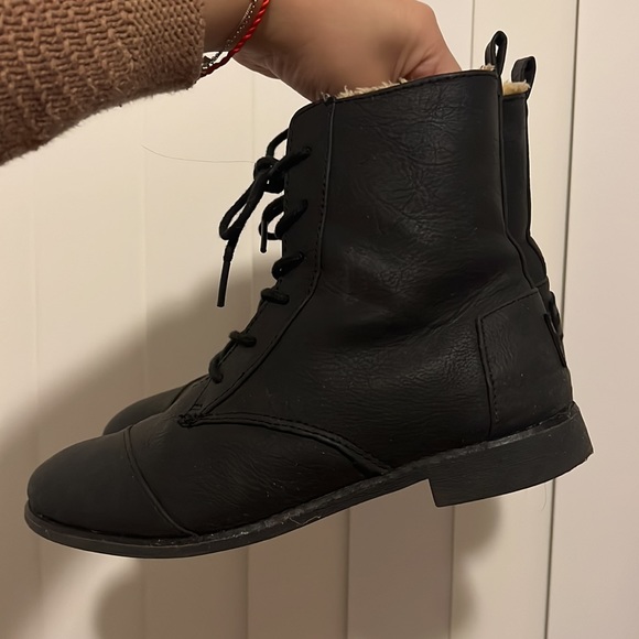 Toms Boots with Shearling - Picture 3 of 10